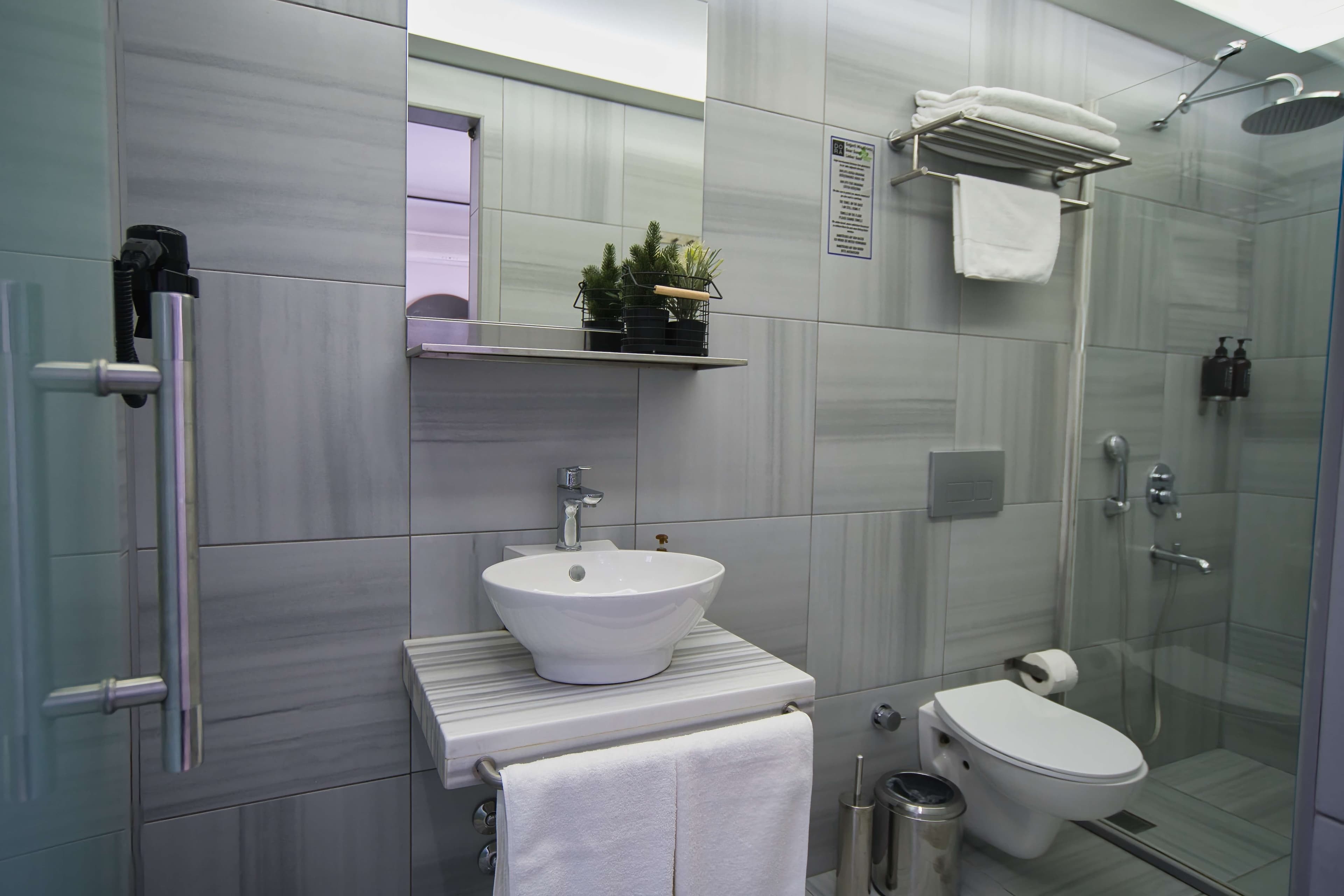 Standard double: modern bathroom with rain shower